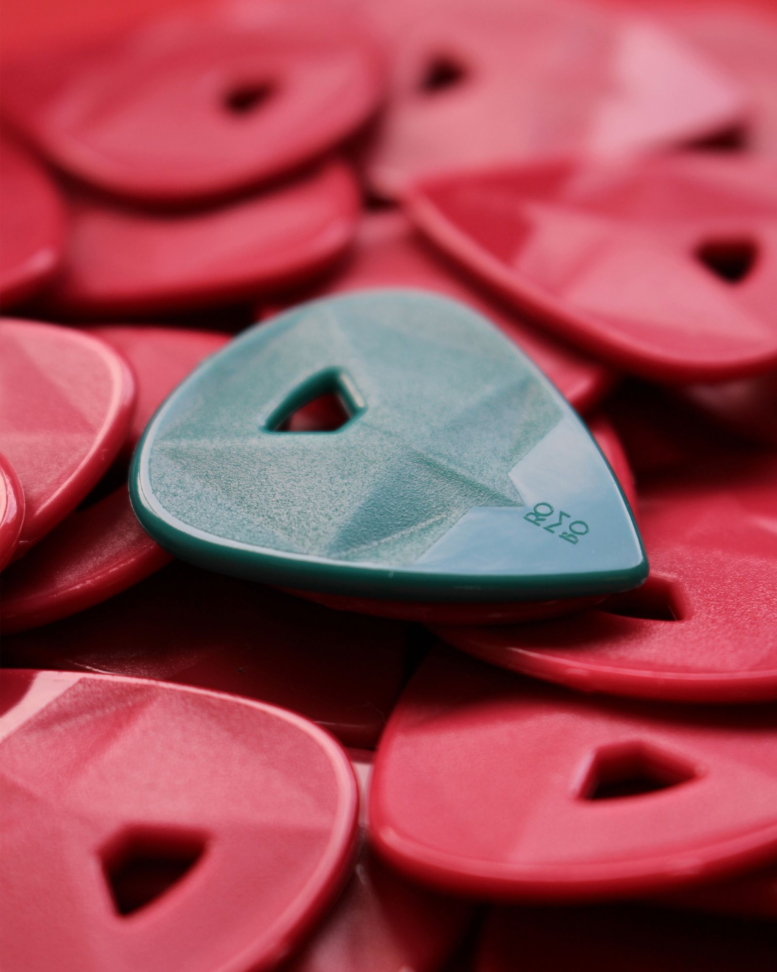 Guitar picks with different shapes and surfaces